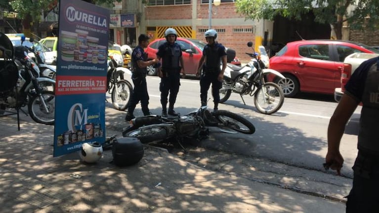 Un auto descontrolado casi provoca una tragedia en el centro