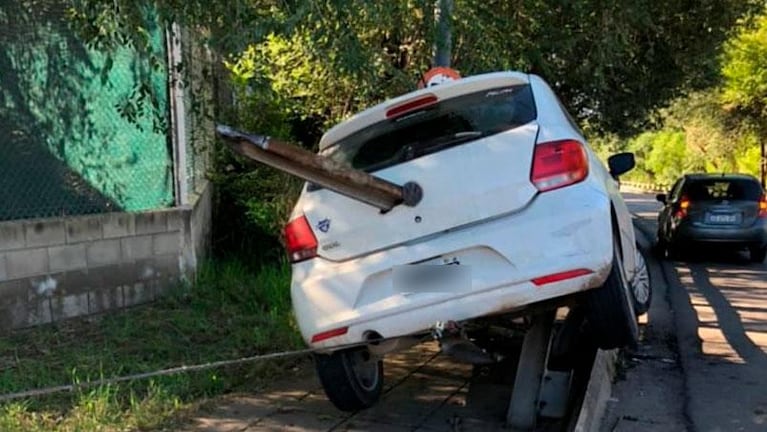 Un auto despistó en avenida Gauss y el guardarrail lo atravesó completo