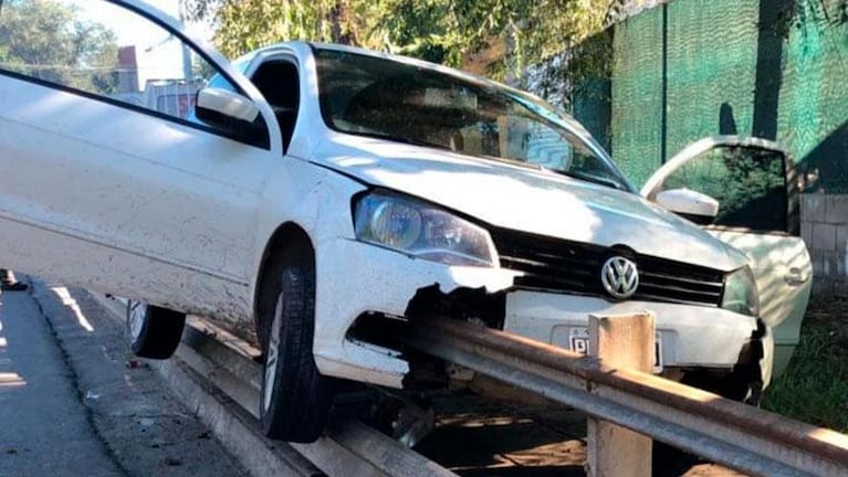 Un auto despistó en avenida Gauss y el guardarrail lo atravesó completo