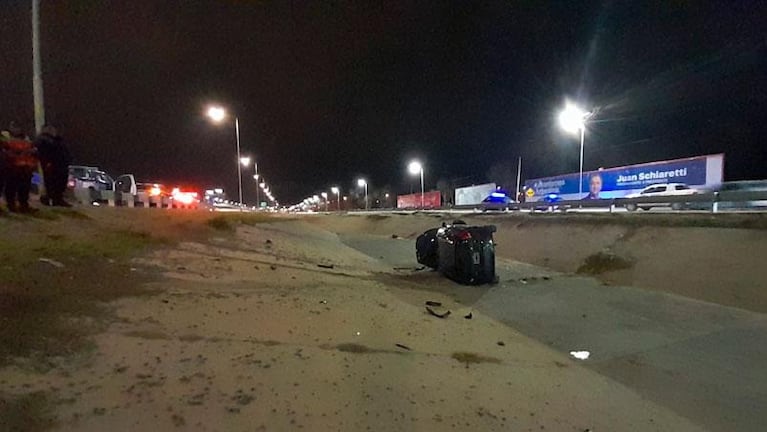 Un auto despistó, voló y cayó a una zanja: iban cinco jóvenes