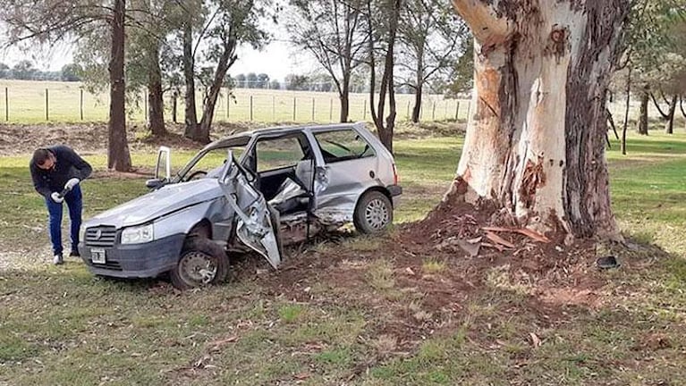 Un auto despistó y chocó contra un árbol: un muerto y un herido grave