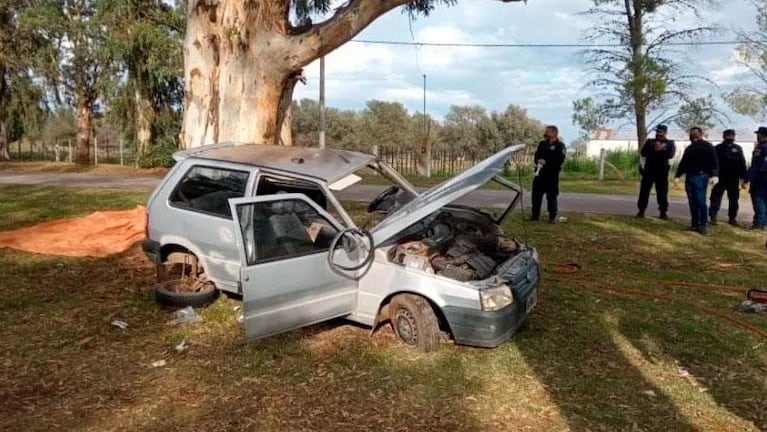 Un auto despistó y chocó contra un árbol: un muerto y un herido grave
