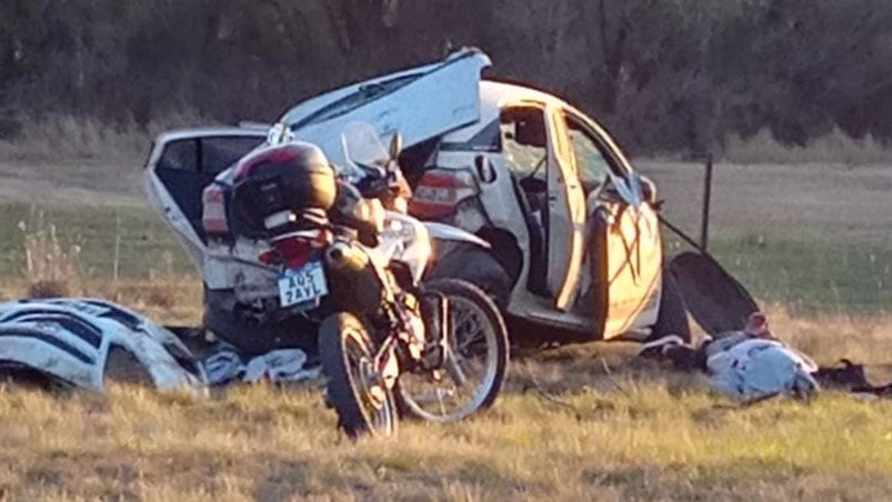 Un auto destruido y dos detenidos en el interior de Córdoba. 