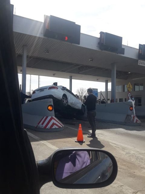 Un auto embistió a otros dos vehículos y a una moto en el peaje a la altura del aeropuerto.