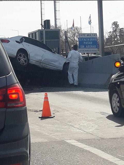 Un auto embistió a otros dos vehículos y a una moto en el peaje a la altura del aeropuerto. 