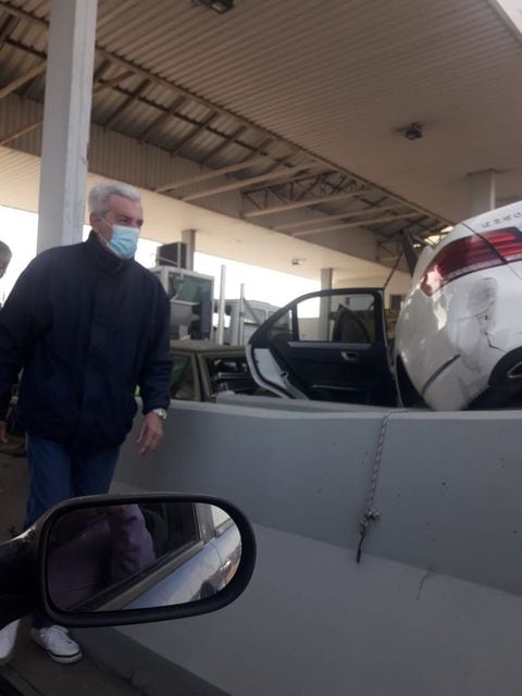 Un auto embistió a otros dos vehículos y a una moto en el peaje a la altura del aeropuerto. 