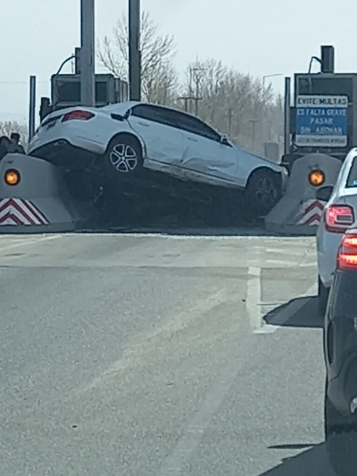 Un auto embistió a otros dos vehículos y a una moto en el peaje a la altura del aeropuerto.