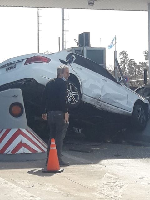 Un auto embistió a otros dos vehículos y a una moto en el peaje a la altura del aeropuerto.