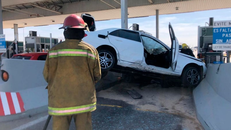 Un auto embistió a otros dos vehículos y a una moto en el peaje a la altura del aeropuerto. / Foto: Paula Fernández El Doce