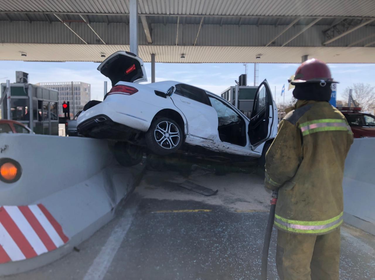 Un auto embistió a otros dos vehículos y a una moto en el peaje a la altura del aeropuerto. / Foto: Paula Fernández El Doce