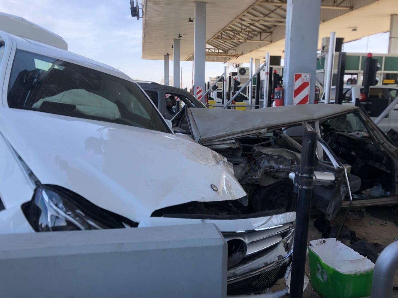 Un auto embistió a otros dos vehículos y a una moto en el peaje a la altura del aeropuerto. / Foto: Paula Fernández El Doce