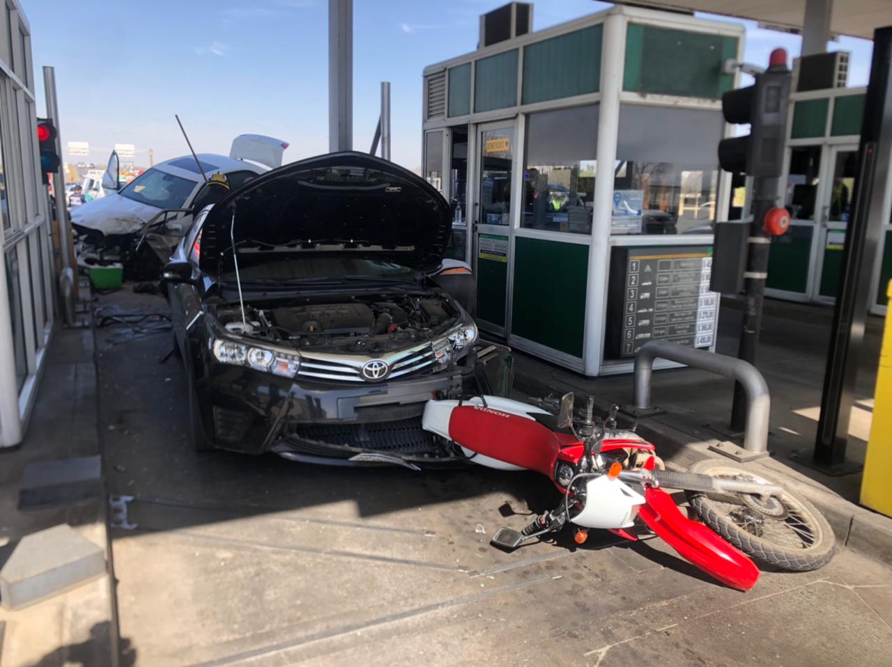 Un auto embistió a otros dos vehículos y a una moto en el peaje a la altura del aeropuerto. / Foto: Paula Fernández El Doce