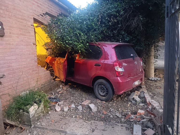 Un auto en el que iban dos jóvenes se incrustó en una casa de Córdoba y embistió a la dueña