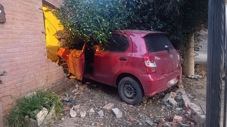 Un auto en el que iban dos jóvenes se incrustó en una casa de Córdoba y embistió a la dueña