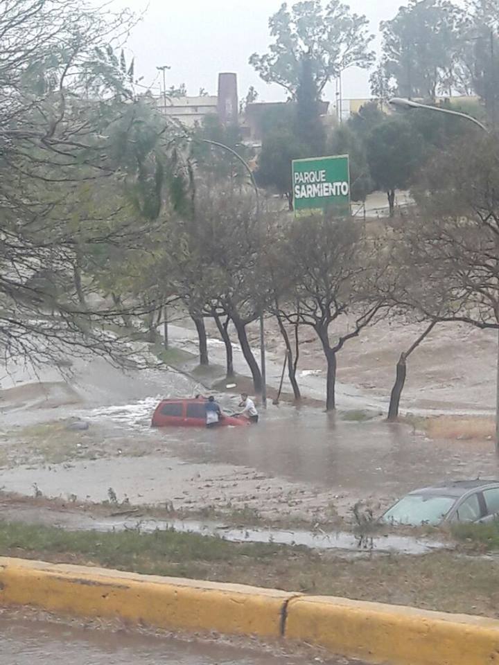 Un auto en medio del agua en el Parque Sarmiento. Foto: Lucas Bustamante.