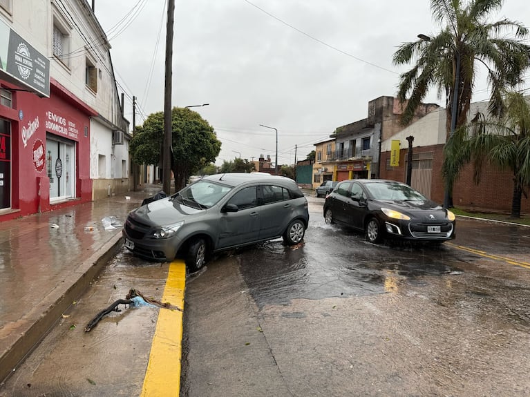 Un auto fue arrastrado por el agua cerca de avenida Alem.