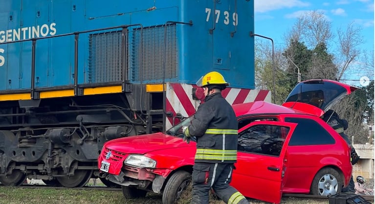Un auto fue arrollado por un tren en Arroyito: Imagen: gentileza Arroyito y el Mundo.