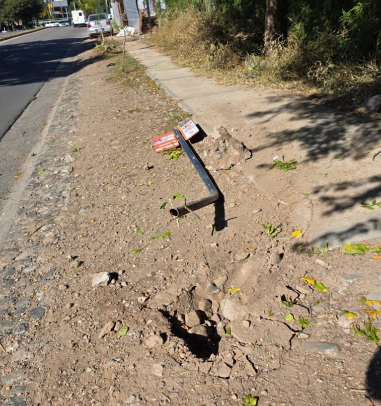 Un auto fuera de control se subió a la vereda y casi atropella a gente que esperaba el colectivo