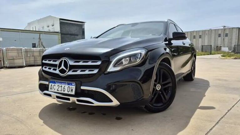 Un auto Mercedes Benz ingresa en el remate de bienes de la desarrollista.