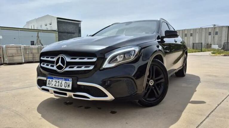 Un auto Mercedes Benz ingresa en el remate de bienes de la desarrollista.