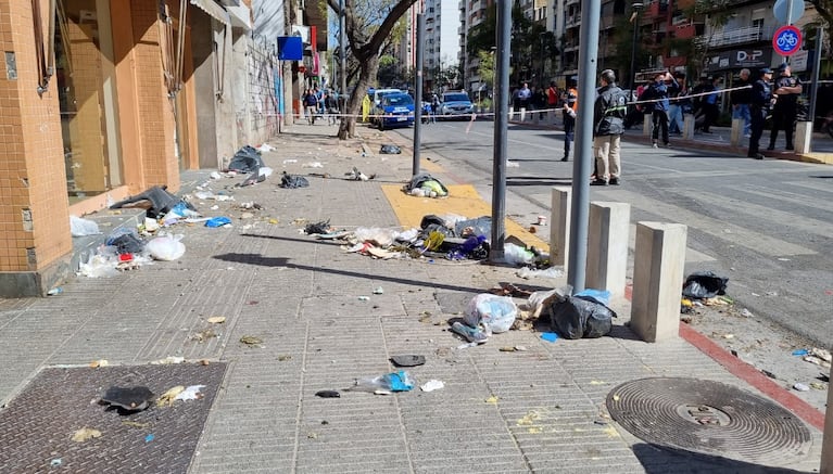 Un auto perdió el control y arrolló a decenas de personas.