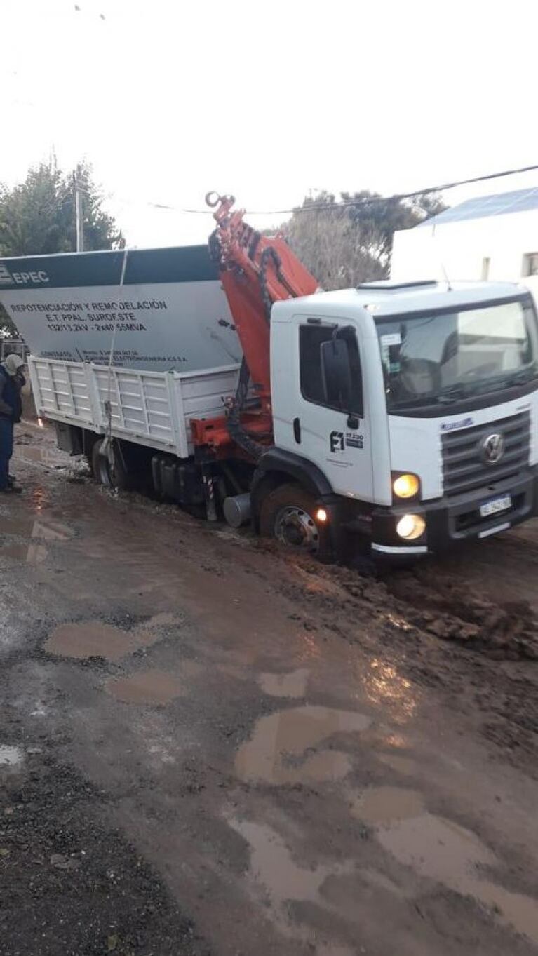 Un auto quedó atrapado en una calle de tierra: denuncian que cedió por una obra y la lluvia