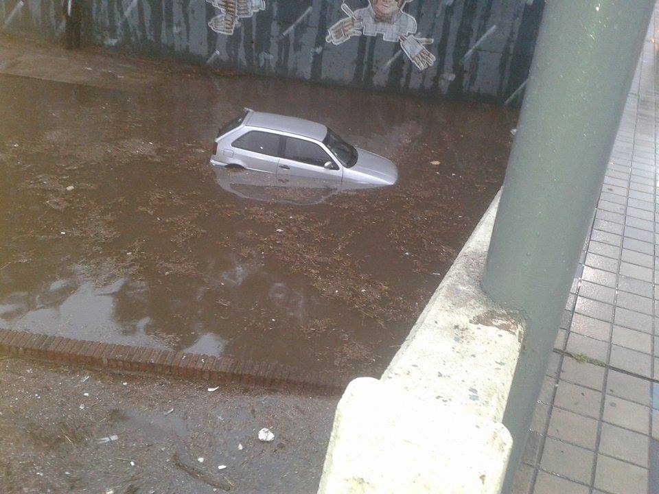 Un auto quedó bajo el agua en la Costanera, debajo del Puente Sarmiento. Foto enviada por Fabiana Avila. 