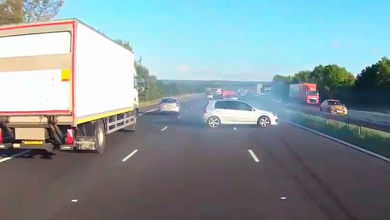 Un auto quedó cruzado en una autopista del Reino Unido.