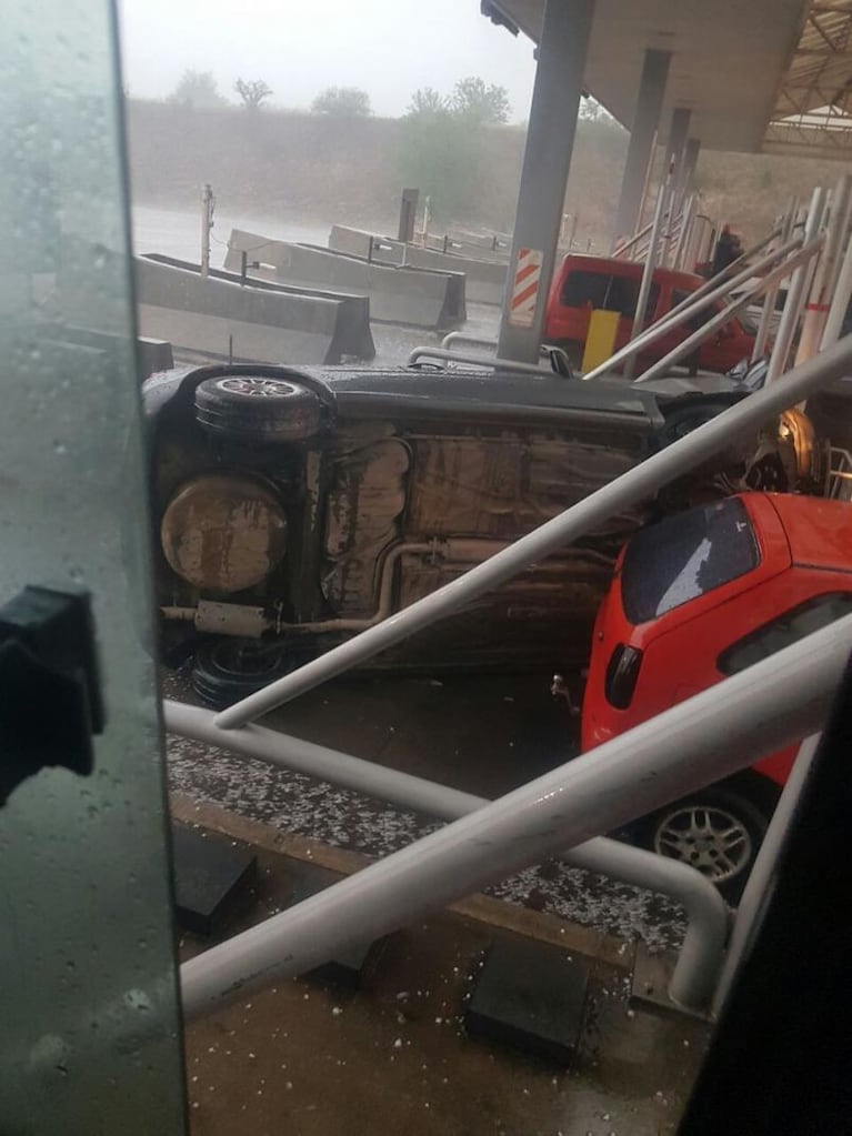 Un auto se dio vuelta en el peaje de La Calera por la tormenta