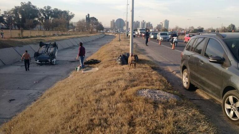 Un auto se dio vuelta en la zona del Tropezón