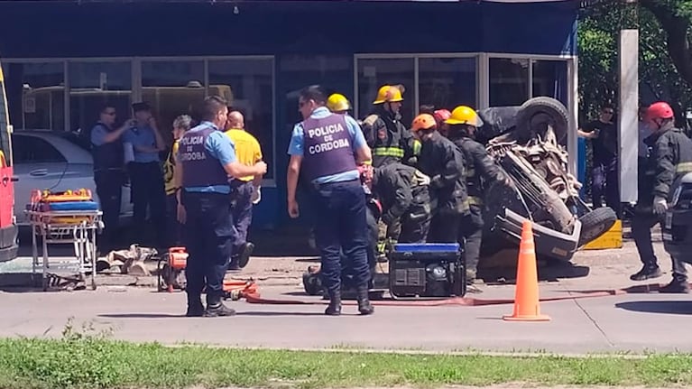 Un auto se dio vuelta tras chocar con un camión: el conductor quedó atrapado