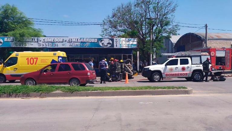 Un auto se dio vuelta tras chocar con un camión: el conductor quedó atrapado