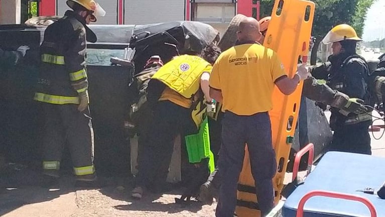 Un auto se dio vuelta tras chocar con un camión: el conductor quedó atrapado