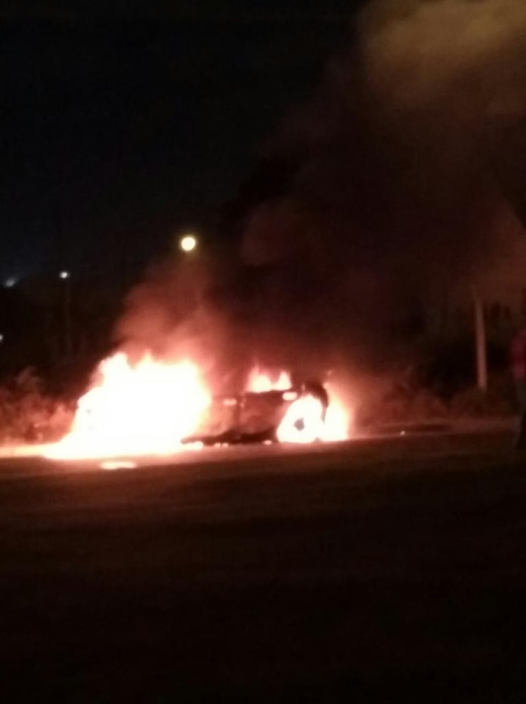 Un auto se incendió en barrio Teodoro Fels