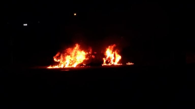 Un auto se incendió en barrio Teodoro Fels
