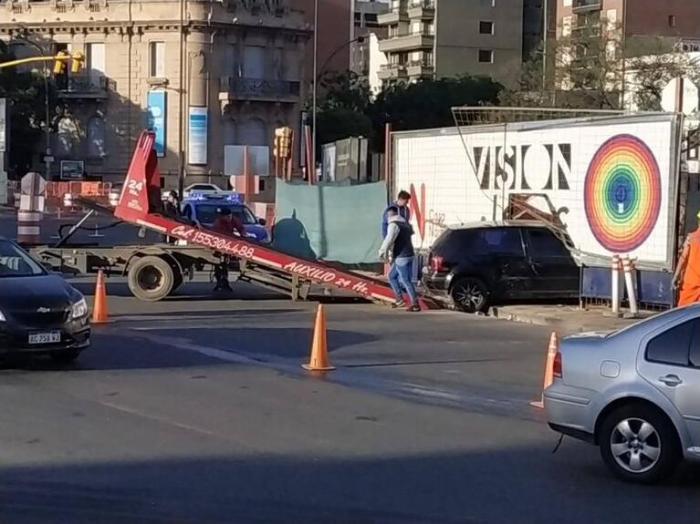 Un auto se incrustó en la obra de Plaza España