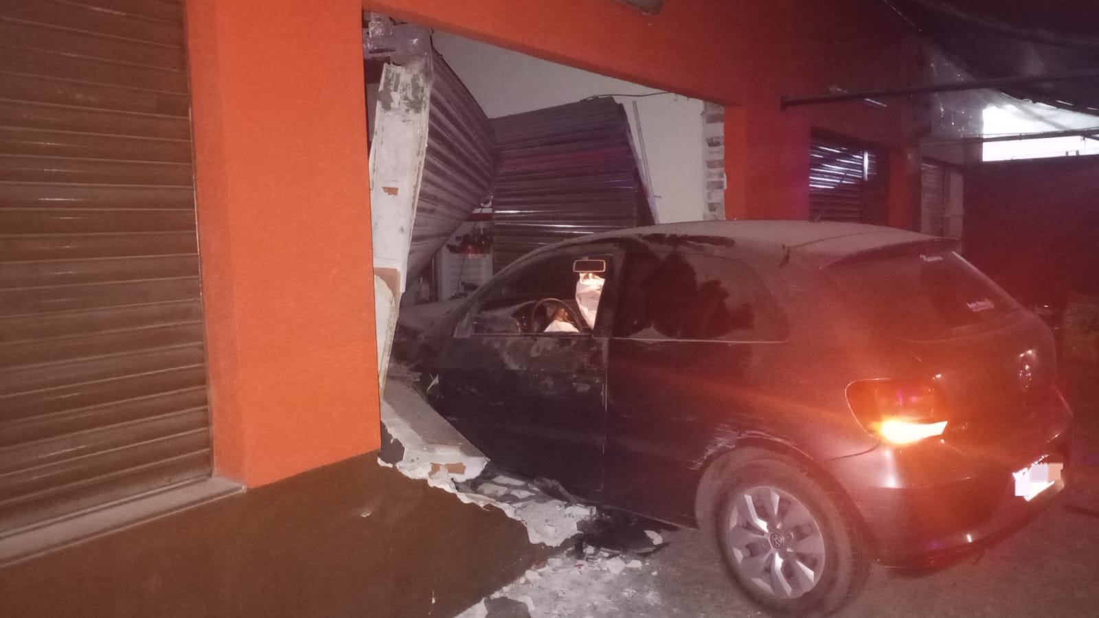 Un auto se incrustó en un local de avenida Fuerza Aérea.