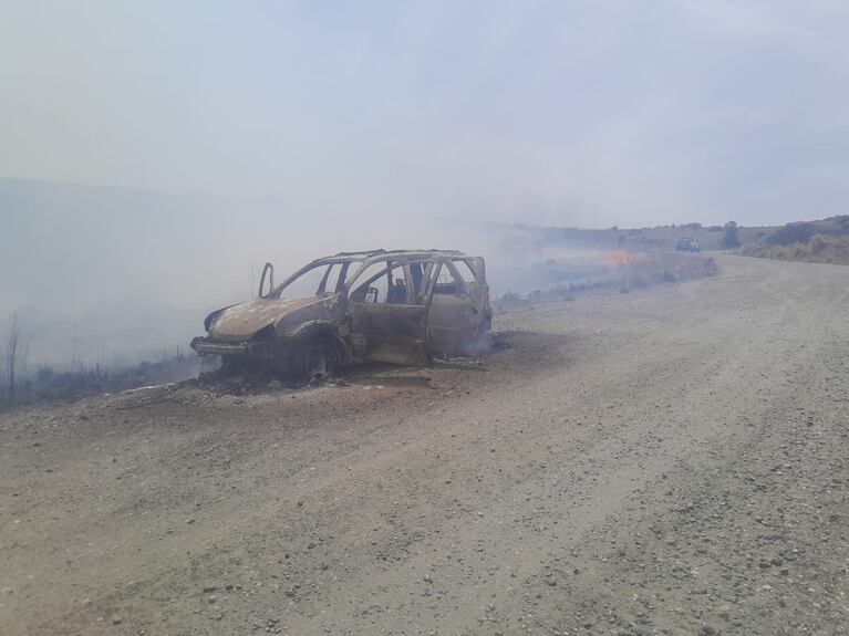 Un auto se prendió fuego y generó un importante incendio de pastizales.