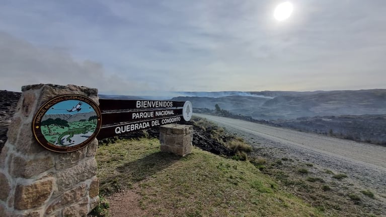 Un auto se prendió fuego y produjo un incendio en la Quebrada del Condorito.