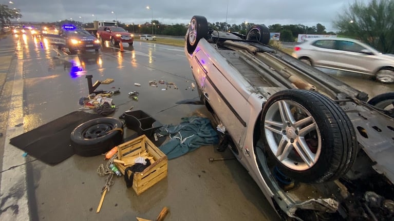 Un auto terminó dado vuelta en Circunvalación en medio de la lluvia.