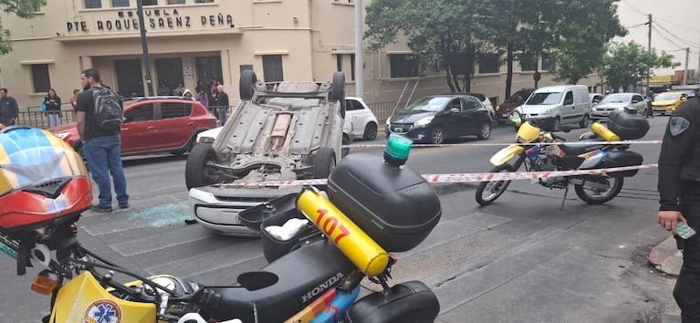 Un auto terminó dado vuelta tras chocar y volcar en una esquina de Nueva Córdoba: el video