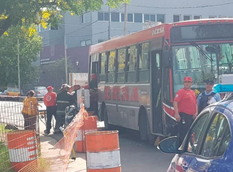 Un auto terminó incrustado bajo un colectivo: el chofer de ERSA quedó atrapado