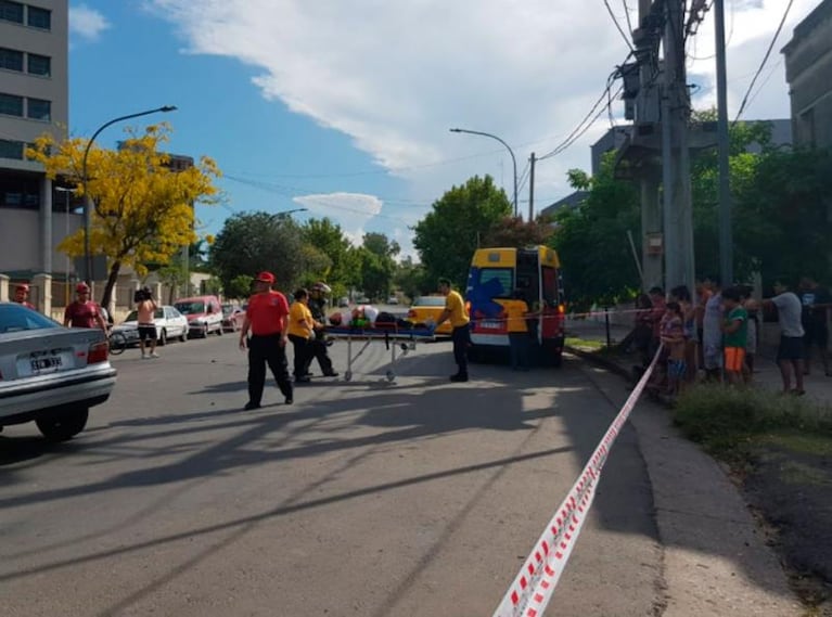 Un auto terminó incrustado bajo un colectivo: el chofer de ERSA quedó atrapado