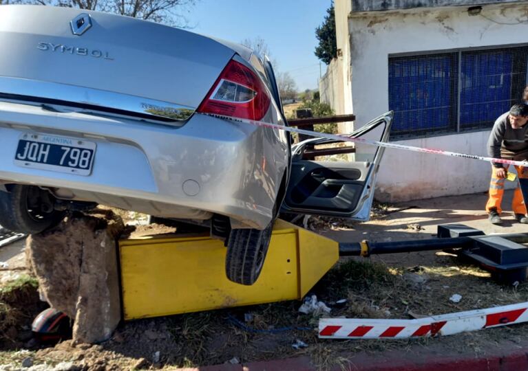 Un auto terminó incrustado en un paso a nivel de Córdoba