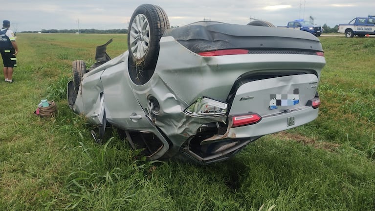 Un auto volcó en la ruta y una mujer murió.