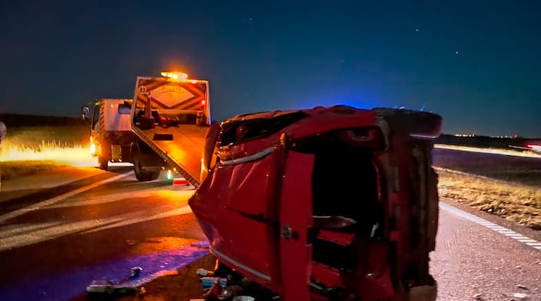 Un auto volcó en Oncativo al intentar esquivar un colchón que estaba tirado en plena ruta.