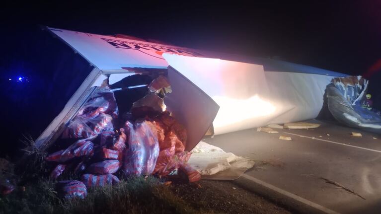 Un automovilista embistió a un camión y murió.