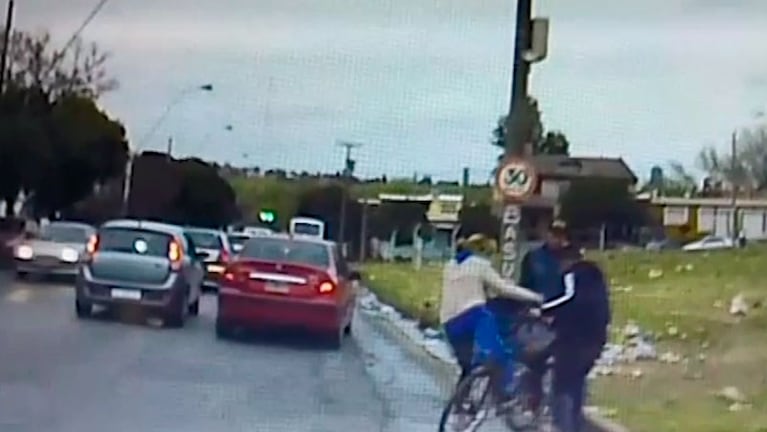 Un automovilista grabó cuando le robaron la bici a una mujer, la auxilió y le regaló otra
