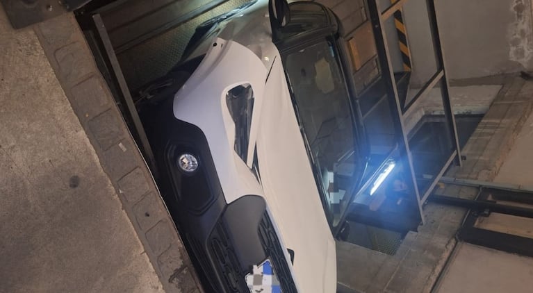 Un automovilista se cayó al subsuelo de una cochera. (Foto: Policía de Córdoba)