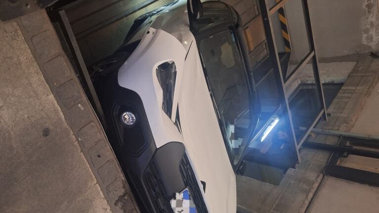 Un automovilista se cayó al subsuelo de una cochera. (Foto: Policía de Córdoba)